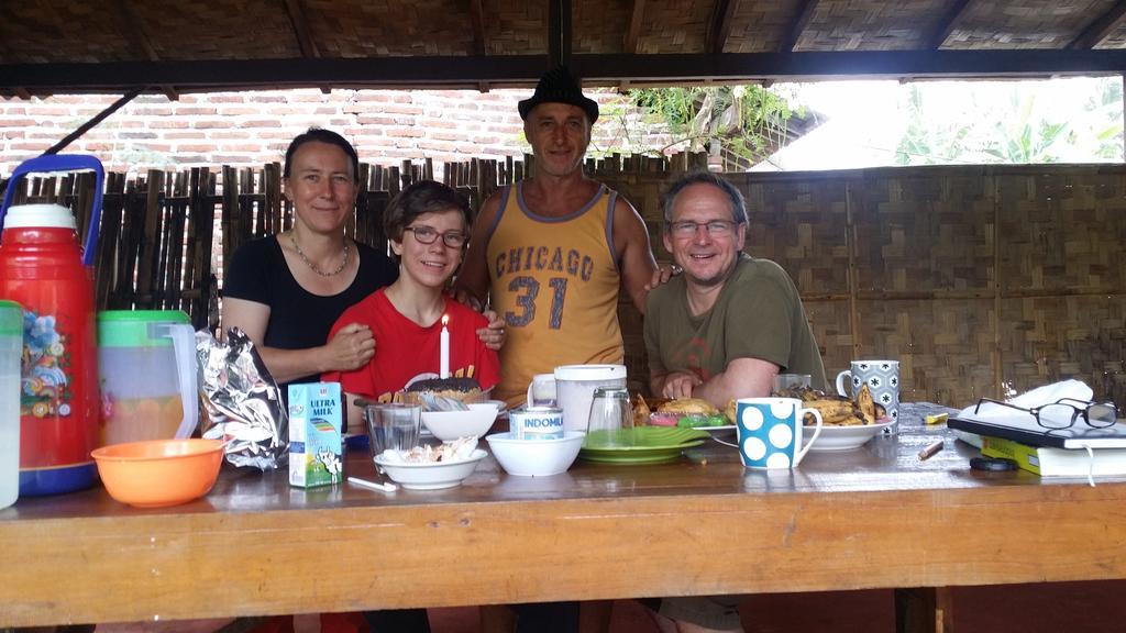 Red Beach Homestay Pasanggaran Buitenkant foto